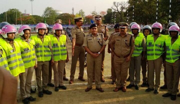 इस मौके पर डीजीपी ने आगे की योजना के बारे में भी बताया. उन्होंने कहा कि जब भी कोई पीड़ित महिला वीमेन हेल्पलाइन 1090 पर कॉल करेगी तो इसकी इनफार्मेशन डायल 100 और संबंधित थाने को भी जाएगी. इससे आगे चलकर महिलाओं को तुरंत पुलिस सहायता उपलब्ध हो जाएगी. डीजीपी ने महिला दस्ते को अपने आपको सुरक्षित रखते हुए हर हाल में पीड़ित महिलाओं की मदद करने की सलाह दी.