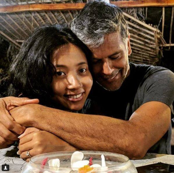 आमतौर सभी कपल्स शादी के बाद तुरन्त किसी रोमांटिक जहग या विदेश में हनीमून पर रवाना हो जाते हैं और हनीमून साइट से एक दूसरे के साथ तस्वीरें साझा करते हैं.