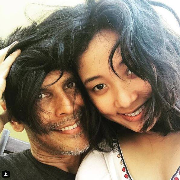 अंकिता के बालों से खेलते मिलिंद. फैंस इनकी शादी के लिए काफी समय से इंतजार कर रहे थे.