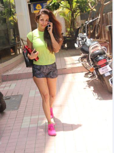 हालांकि कैमरे को देखकर उन्हों ने स्माइल भी किया. 