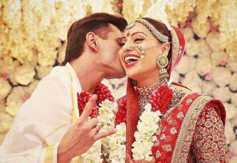 बिपाशा-करन की शादी के दो साल पूरे, एक्ट्रेस ने एनिवर्सरी पर दिखाया Wedding Album बिपाशा-करन की शादी के दो साल पूरे, एक्ट्रेस ने एनिवर्सरी पर दिखाया Wedding Album