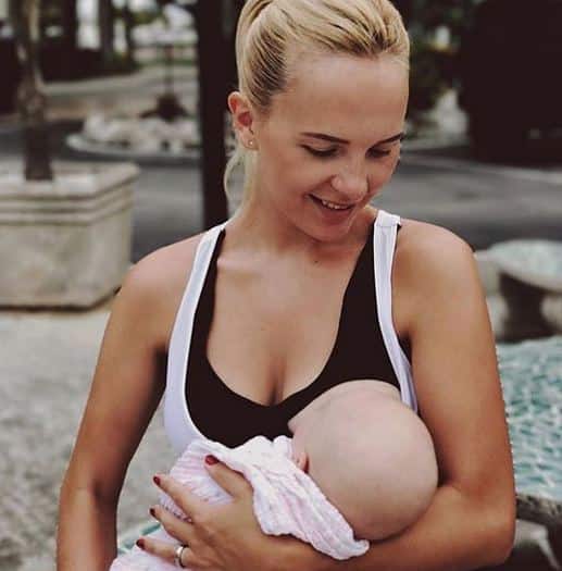 डॉ. ने बताया कि यदि महिला ने बच्चे को जन्म नहीं भी दिया है तो भी वो हार्मोन ट्रीटमेंट से बच्चे को दूध पिलाने में समर्थ हो सकती है. हार्मोन ट्रीटमेंट में प्रोलेक्टिन एक्टिव हो जाता है जिससे मां बच्चे को दूध पिलाती है.