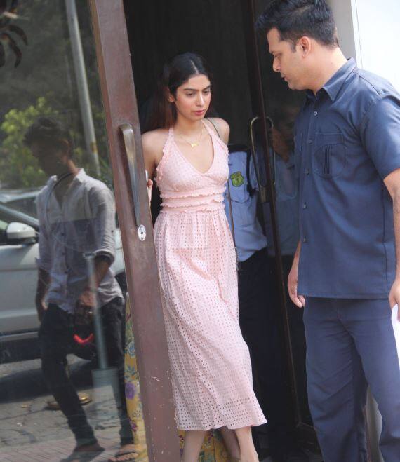 आपको बता दें कि 5 नवंबर 2000 में जन्मी खुशी श्रीदेवी की छोटी बेटी हैं. वो अभी महज 17 साल की हैं. (सभी तस्वीरें - मानव मंगलानी)