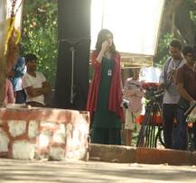 मुंह में उंगली डाल इठलाते नजर आईं कृति सेनन, फिल्म का सीन है या कुछ और?