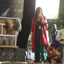 मुंह में उंगली डाल इठलाते नजर आईं कृति सेनन, फिल्म का सीन है या कुछ और?