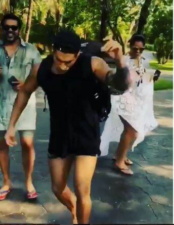एक वीडियो में दोनों अपने रिजॉर्ट के बाहर खुले मैदान में ही नाच रहे हैं.
