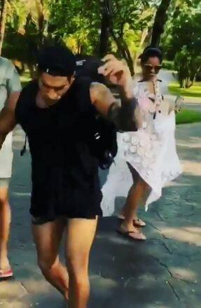 इतना ही नहीं, दोनों ही कई वीडियोज और फोटो में मंकी की तरह उछलते-कूदते नजर आ रहे हैं. 