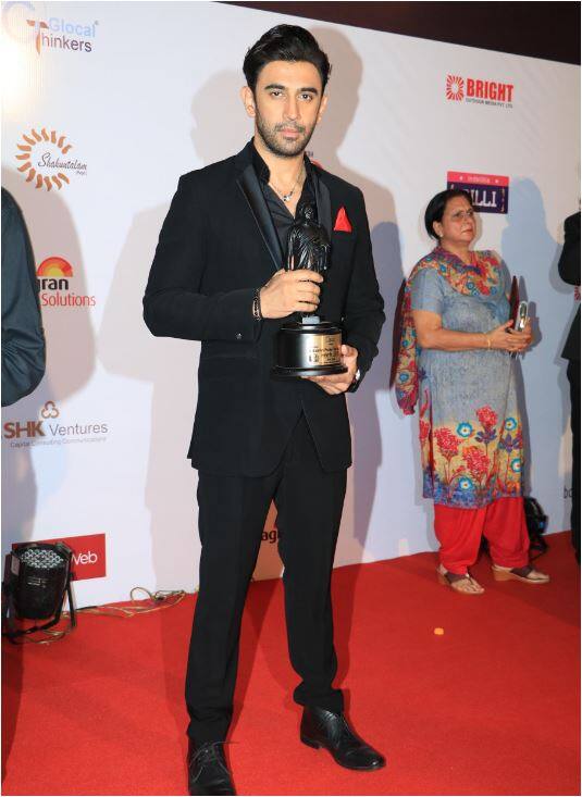 'सुल्तान' और 'काई पो चे' जैसी फिल्म में अपनी अदाकारी का जलवा बिखेर चुके अमित साध भी अवॉर्ड के साथ दिखे.