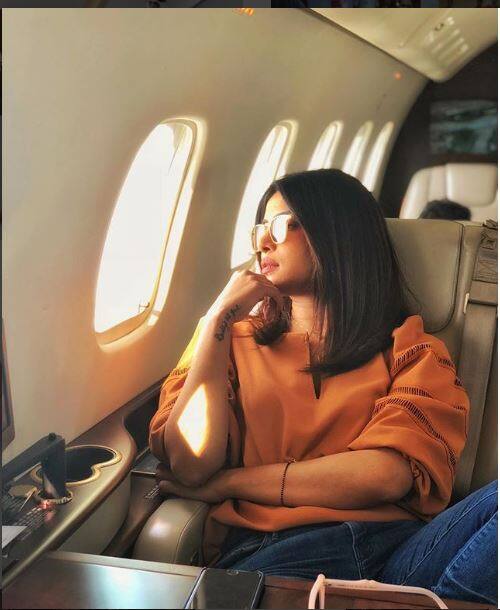 आपको बताते है कि ऐसी खबरें क्यों आईं. दरअसल दो दिन पहले प्रियंका चोपड़ा ने सोशल मीडिया पर एक तस्वीर पोस्ट की जिसमें उन्होंने हाथ में कुछ पहन रखा था. 