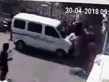 गाड़ी सीख रहे युवक ने आधा दर्जन लोगों को कुचला