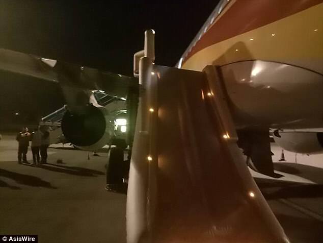 स्थिति सामान्य करने के लिए जितने लोगों और मशीनों को लगाया गया उसकी वजह से 100,000 युआन यानी लगभग 10,46,150.99 रुपए का नुकसान हुआ. आगे कहा गया कि अगर इमरजेंसी द्वार को कोई नुकसान हुआ होगा तो ये रकम कई गुना ज़्यादा हो जाएगी. Photo Credit- Asia Wire