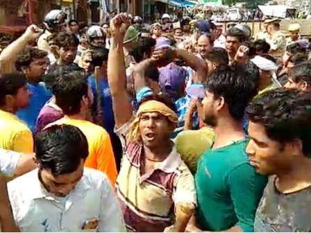 यूपी: कासगंज में सफाईकर्मी को मारी गोली, बदायूं में दलित को पिलाया पेशाब यूपी: कासगंज में सफाईकर्मी को मारी गोली, बदायूं में दलित को पिलाया पेशाब