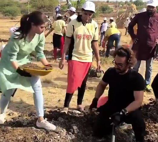वहीं आमिर खान ब्लैक कपडों में नजर आ रहे थे.