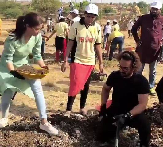 आलिया भट्ट ने पानी फाउंडेशन के साथ काम करते हुए अपनी कुछ वीडियो और तस्वीरें इंस्टाग्राम पर भी शेयर की हैं.