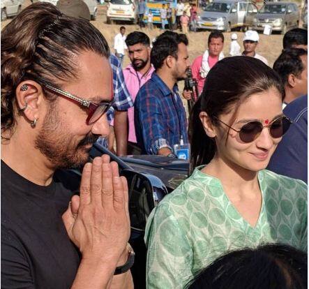 दोनों ने ना सिर्फ लोगों के साथ मिलकर खुदाई की बल्कि वे वहां मौजूद लोगों से मिले भी.