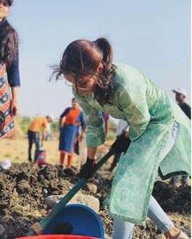 लातुर में आमिर खान और आलिया भट्ट ने लेबर डे के मौके पर दिया श्रमदाम