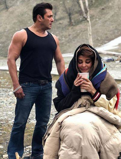 एक तस्वीर इन दोनों की सबसे ज्यादा पॉपुलर हुई थी जिसमें ठंडी में सलमान खान माचो मैन लुक में थे और जैकलीन ठंड से कांपते हुए रजाई ओढ़े बैठी थीं.