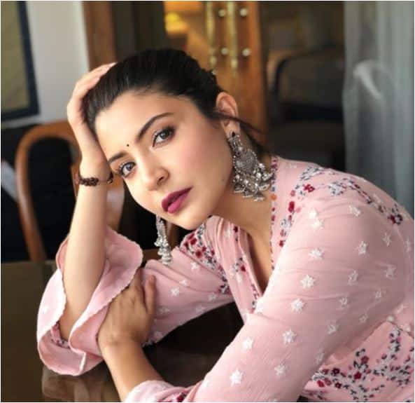 बॉलीवुड की मशहूर एक्ट्रेस अनुष्का शर्मा आज इंडस्ट्री की नामचीन हस्तियों में शुमार हैं. आज वो अपना 30वां जन्मदिन मना रही हैं. लेकिन आप को यह जान कर हैरानी होगी कि उन्होंने बॉलीवुड में किस रूप में एंट्री ली थी. इस गैलरी के जरिए हम आपको बताने जा रहे हैं अनुष्का के बॉलीवुड में एंट्री करने का दिलचस्प किस्सा. 