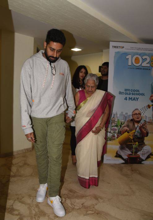 ऐश्वर्या और अभिषेक उनका पूरी तरह से ख्याल रखते नजर आए. (तस्वीर: मानव मंगलानी)