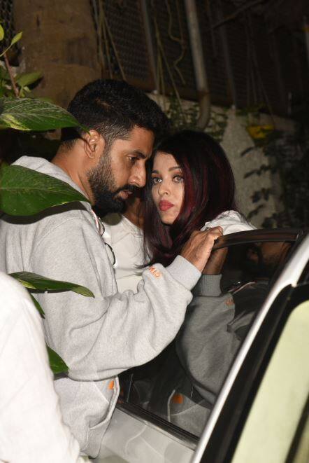 फिल्म '102 नॉट' की स्क्रीनिंग के दौरान ऐश्वर्या और अभिषेक बच्चन की हॉट केमेस्ट्री भी देखने को मिली. (तस्वीर: मानव मंगलानी)