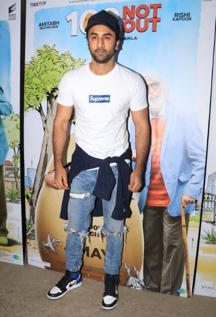 इसके साथ ही पापा ऋषि कपूर की इस फिल्म की स्क्रीनिंग में रनबीर कपूर भी पहुंचें. (तस्वीर: मानव मंगलानी)