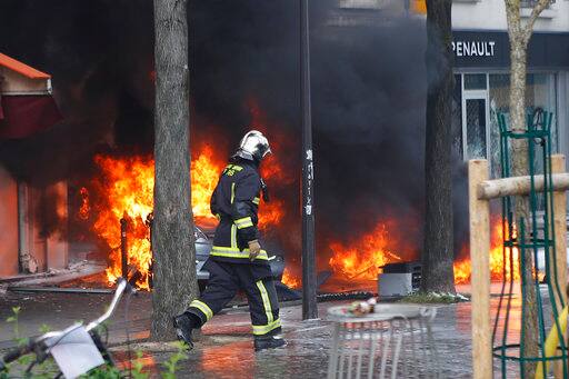 पुलिस ने प्रदर्शनकारियों को काबू में करने के लिए आंसू गैस के गोले छोड़े और पानी की बौछार की. पुस ने बताया कि 276 लेगों को गिरफ्तार किया गया जिसमें से 102 लोग हिरासत में हैं. मैक्रों ने हिंसा की निंदा की. 