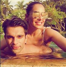 अभी भी रोमांस में डूबी हुई है बिपाशा बसु, पूल में रोमांस की तस्वीरें की शेयर