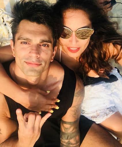 जैसा की हमने आपको पहले बताया था बिपाशा-करन मंकीवर्सरी सेलिब्रेट कर रहे हैं वैसे ही दोनों मंकीलव कर रहे हैं.