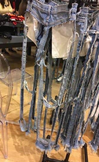 सोशल मीडिया पर भी ये जींस चर्चा में है. दरअसल, इसकी कीमत ज्यादा चर्चा में है. 