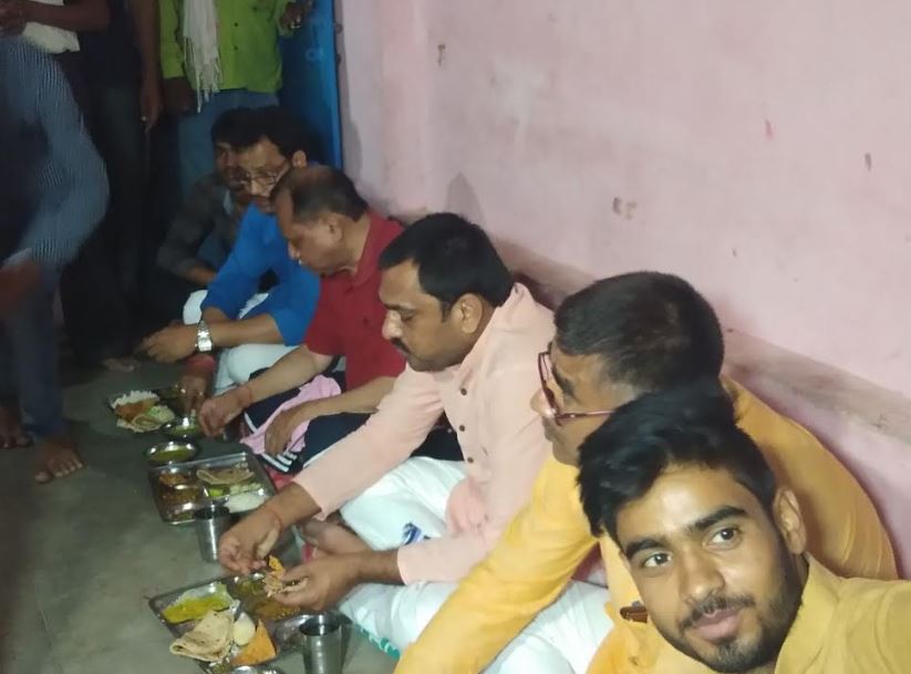दलितों के घर बीजेपी नेताओं का भोजन, किसी ने खुद को बताया राम तो किसी ने होटल से मंगा कर खाया खाना