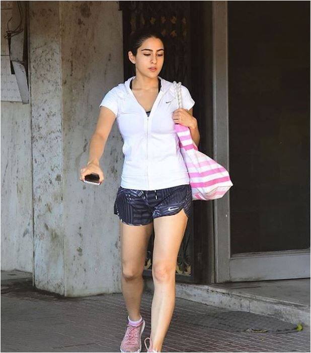 सोशल मीडिया प्लेटफार्म इंस्टाग्राम पर सारा की लोकप्रियता का अंदाजा इस बात से लगाया जा सकता है कि उन्हें इंस्टाग्राम पर 145 हजार लोग फॉलो करते हैं.