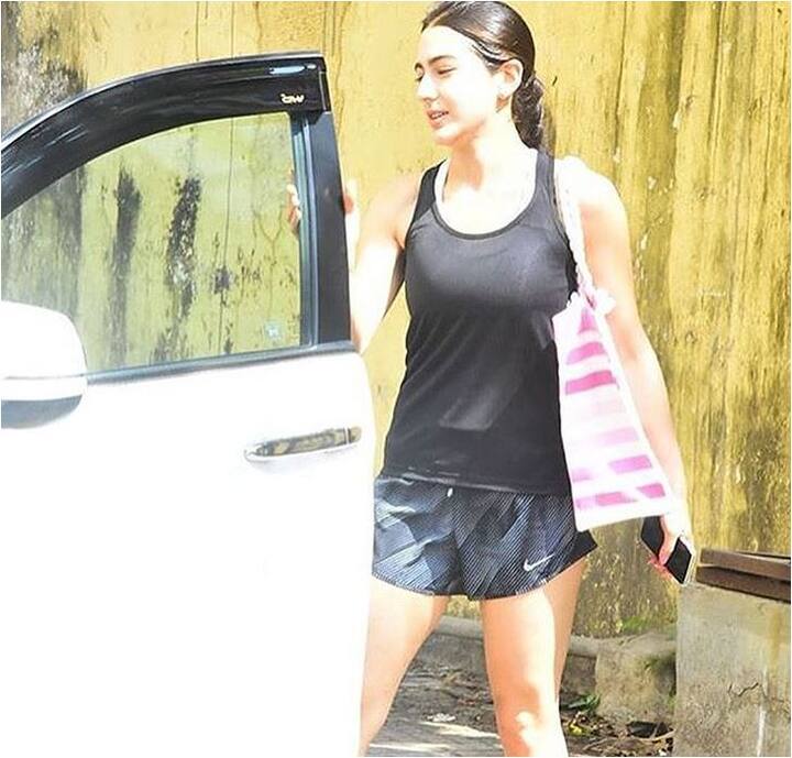 सारा अक्सर अपनी बेहद बोल्ड और हॉट तस्वीरें फैंस के लिए इंस्टाग्राम पर शेयर करती रहती हैं.