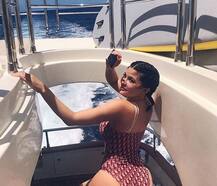 बच्ची को जन्म देने के बाद बिकनी में हॉलीडे मनाती नजर आई किम की छोटी बहन