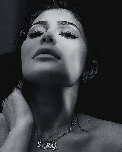 इस मैग्जीन में काइली ने जहां एक तस्वीरें में पैंट नहीं पहनी वहीं दूसरी में वे ब्लैक एंड व्हाइट फोटो में मदहोश करने वाले लुक्स दे रही हैं. 