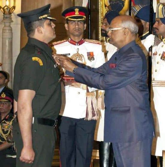 Major Rohit Shukla who killed sameer tigar is shaurya chakra award holder आतंकी टाइगर को जहन्नुम पहुंचाने वाले मेजर शुक्ला की मां बोलीं- पूरा देश है मेरे बेटे का परिवार