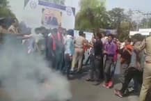 AMU कैंपस में जबरन घुसे हिन्दू युवा वाहिनी के कार्यकर्ता, पुलिस ने छोड़े आंसू गैस के गोले