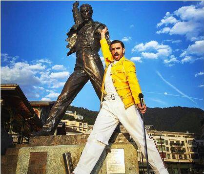 यूरोप के टूर के दौरान जोकर के अंदाज में नजर आए रणवीर की ये तस्वीर सोशल मीडिया पर चर्चा में रही. 