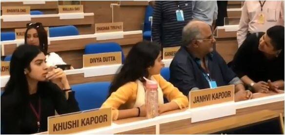 विज्ञान भवन के अंदर की इस तस्वीर में आप जाह्नवी कपूर को देख सकते हैं.
