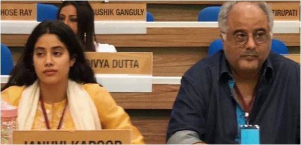 बॉलीवुड की मशहूर एक्ट्रेस रहीं श्रीदेवी को नेशनल अवॉर्ड के लिए चुना गया है. उन्हें यह अवॉर्ड फिल्म मॉम के लिए दिया जा रहा है.
