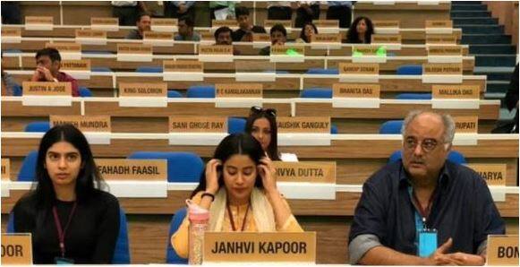इस दौरान जाह्नवी ने परिवार के साथ दिल्ली के विज्ञान भवन में बुधवार को रिहर्सल में हिस्सा लिया.