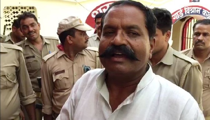 झांसी: हिस्ट्रीशीटर लेखराज सिंह ने किया सरेंडर, वायरल ऑडियो में सामने आया था नाम vicious criminal Lekhraj Singh Yadav surrendered in JM court at Jhansi झांसी: हिस्ट्रीशीटर लेखराज सिंह ने किया सरेंडर, वायरल ऑडियो में सामने आया था नाम
