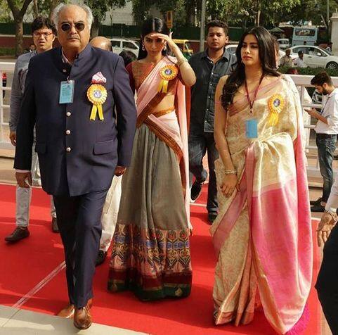  समारोह में शामिल होते बोनी कपूर और उनकी बेटियां. 