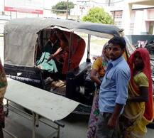 घंटों इंतज़ार के बाद भी नहीं आई एम्बुलेंस, महिला ने टैम्पो में दिया बच्चे को जन्म