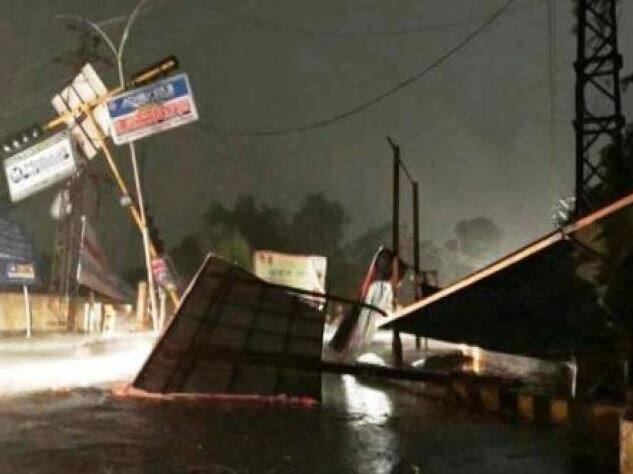 यूपी में आंधी-तूफान से 64 लोगों की मौत, 47 घायल, आगरा सबसे ज्यादा प्रभावित 64 people died in UP because of storm, 47 injured यूपी में आंधी-तूफान से 64 लोगों की मौत, 47 घायल, आगरा सबसे ज्यादा प्रभावित