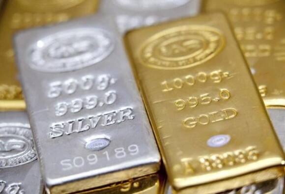 Gold price down due to decline demand, silver jumps नरम मांग, कमजोर ग्लोबल रुख से सोना फिसला, चांदी चमकी