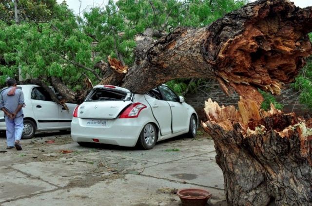 Over 108 people dead after rain and dust storms lash Uttar Pradesh, Rajasthan यूपी-राजस्थान में आंधी-तूफान से 108 से ज्यादा की मौत, सीएम योगी ने केंद्र से मांगे 153 करोड़
