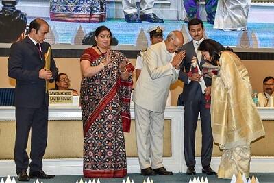 विनोद खन्ना के पत्नी कविता खन्ना को झुक के प्रणाम करते राष्ट्रपति रामनाथ कोविंद.