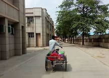 एंबुलेंस ने आने से किया इंकार तो पत्नी को ठेले पर लेकर 9 किलोमीटर चला युवक