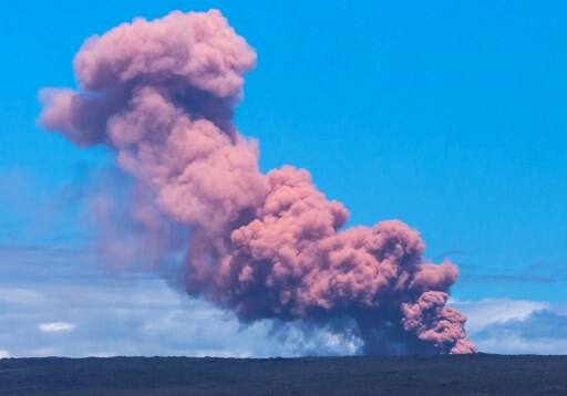 अमेरिका में हवाई द्वीप के किलाऊ ज्वालामुखी ने आज प्रचंड रूप में लावा उगले जो निकट के रिहायशी इलाके में घरों पर गिरने लगे. इसके चलते वहां रह रहे लोगों को सुरक्षित वहां से निकालने के आदेश दिये गये. आपको बता दें कि ज्वालामुखी के फटने की वजह से 1700 लोगों को फौरी तौर पर बेघर होना पड़ा है.