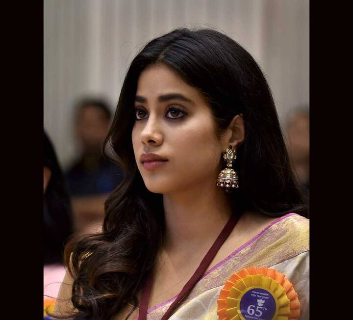 बता दें कि जाह्नवी फिल्म धड़क से बॉलीवुड में डेब्यू करने वाली हैं.